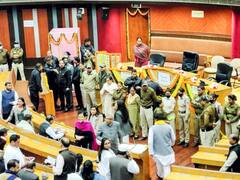 मेयर को चुने बिना ही MCD सदन की कार्यवाही स्थगित, AAP ने दिया धरना, देखें तस्वीरें