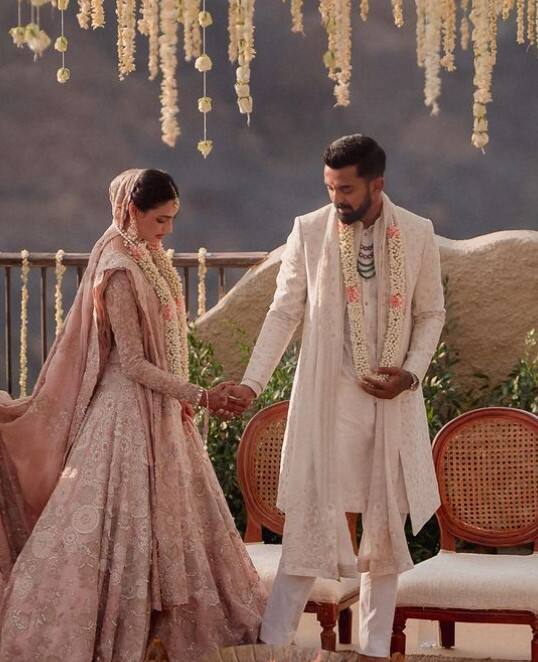 अथिया शेट्टी का ब्राइडल वियर लहंगा अनामिका खन्ना ने डिज़ाइन किया था. लहंगा पूरी तरह से हाथ से बुना हुआ और ज़रदोज़ी और जाली के काम के साथ रेशम में बनाया गया था वहीं घूंघट और दुपट्टा रेशम के ऑर्गेंज़ा से बना था. रिपोर्ट्स के मुताबिक अथिया के ब्राइल लहंगे को बनाने में लगभग 10 हजार घंटे लगे थे. यानी इस शानदार शादी के लहंगे को बनाने में 416 दिन लगे. (इंस्टाग्राम/ athiyashetty)