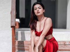 21 साल की इस एक्ट्रेस ने पहन ली इतनी ज्यादा रिवीलिंग ड्रेस, खाने की टेबल पर बैठकर पूछने लगीं ये सवाल