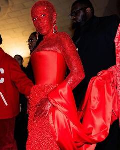 पेरिस फैशन वीक: लाल रंग का पेंट और 30 हजार क्रिस्टल से सजी ड्रेस पहनकर पहुंची Doja Cat, तैयार होने में लगे 5 घंटे