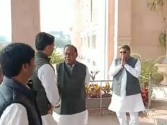 गहलोत के बेहद खास मंत्री ने मिलाया सचिन पायलट से हाथ, 11 सेकेंड की वीडियो ने बढ़ाई सियासत में हलचल