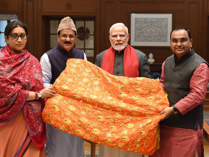 PM Narendra Modi presented Chadar for Ajmer Sharif Dargah Smriti Irani and Jamal Siddiqui meeting PM नरेंद्र मोदी ने अजमेर शरीफ दरगाह के लिए भेंट की चादर, स्मृति ईरानी और जमाल सिद्दीकी ने की मुलाकात
