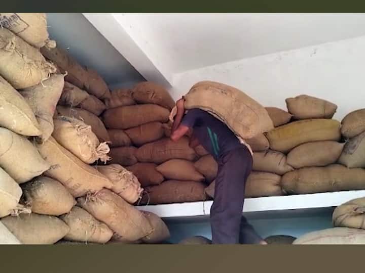 मात्र, कर्जासाठीच्या जाचक अटींमुळे भंडारा जिल्ह्यातील राईस मिलधारक धान भरडाई करण्यास इच्छुक नाहीत.