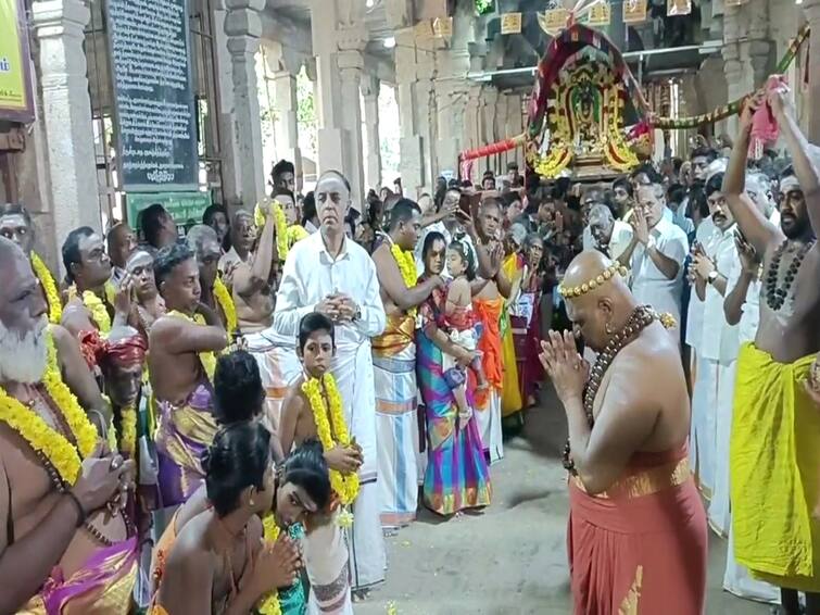 mayiladuthurai: Komuktheeswarar who gave gold to Thirugnanasambandar in Thiruvavaduthurai Atheenam TNN திருவாவடுதுறை ஆதீனத்தில் திருஞானசம்பந்தருக்கு பொற்கிழி வழங்கிய  கோமுக்தீஸ்வரர்