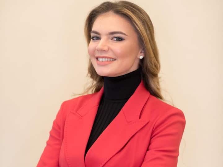 Alina Kabaeva: रूसी राष्ट्रपति व्लादिमीर पुतिन की सीक्रेट माशूका अलीना कबाएवा का नाम 2022 में रूस के यूक्रेन पर हमले की वजह से यूरोपीय यूनियन के प्रतिबंधों के लिए मंजूर की गई सूची में शामिल था.