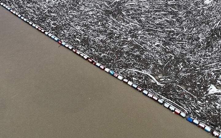 આ કચરો આખી નદીમાં ફેલાતો અટકાવવા માટે અવરોધ બનાવવામાં આવ્યો છે. આ અવરોધની અંદર, પ્લાસ્ટિકની બોટલો, કાટવાળું બેરલ, કેન, ઘરગથ્થુ ઈલેક્ટ્રોનિક સાધનો, લાકડા અને ઘણો કચરો છે, જે નદીને પ્રદૂષિત કરી રહી છે. આ અવરોધ બોસ્નિયન હાઇડ્રોઇલેક્ટ્રિક પ્લાન્ટની ટીમ દ્વારા બનાવવામાં આવ્યો હતો.