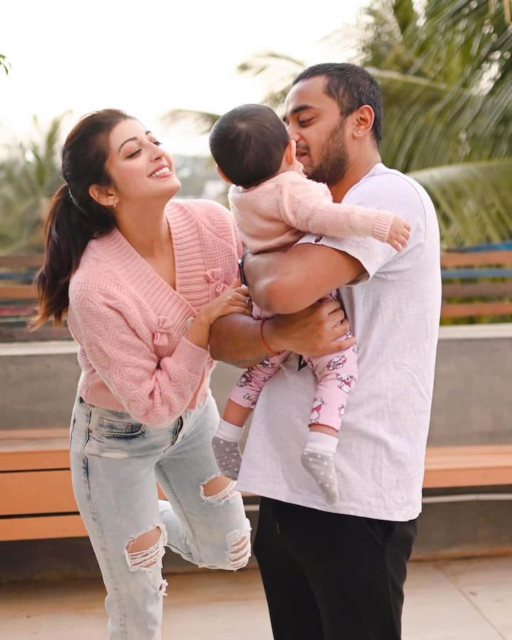 ప్రణీత బ్రదర్ చేతిలో ఉన్న తన గారాల పట్టితో ముచ్చటగా ఆడుకుంటూ ఉంది.  Image Credit: Pranitha Subhash/Instagram