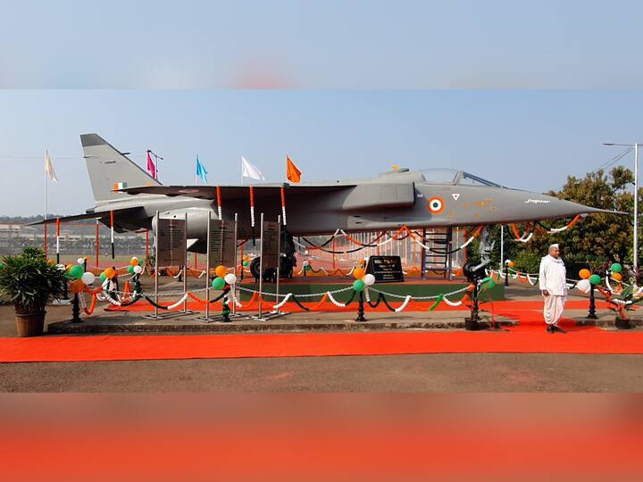 भारतातील कारगिल युद्धात वापरलेले बॉम्बर जगवॉर विमानाचे पहिले अनावरण कोकणात..