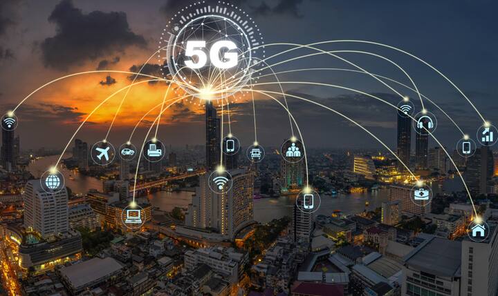 पिछले साल भारतीय एयरटेल और रिलायंस जियो ने देश के कुछ प्रमुख शहरों के साथ 5G नेटवर्क की सेवा शुरू की थी. अब देश के 100 शहरों से ज्यादा में जियो का 5G नेटवर्क काम करने लगा है जबकि एयरटेल का 5G नेटवर्क भी बहुत जगह उपलब्ध हो गया है. इस बीच ग्राहक तेजी से 5G फोन की तरफ स्विच कर रहे हैं. ऐसे में आज जानिए कि आपको 5G फोन खरीदने से पहले किन बातों का ध्यान रखना चाहिए.