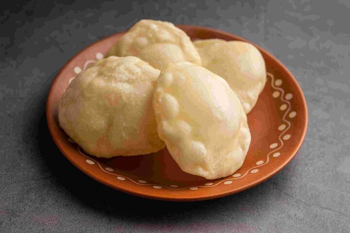 লুচি বানানোর সময় ময়দার সঙ্গে যে তেল মিশিয়ে ময়দা মাখেন, সেই তেল যদি একটু গরম করে নিয়ে ময়দা মাখতে পারেন, তাহলেও কিন্তু বেশি নরম এবং ফুলকো হবে।