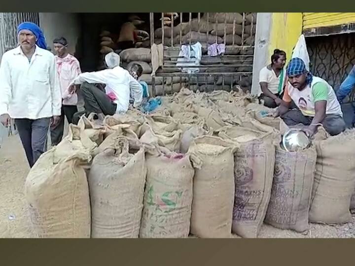 मजूर कामाविना बसले आहेत.