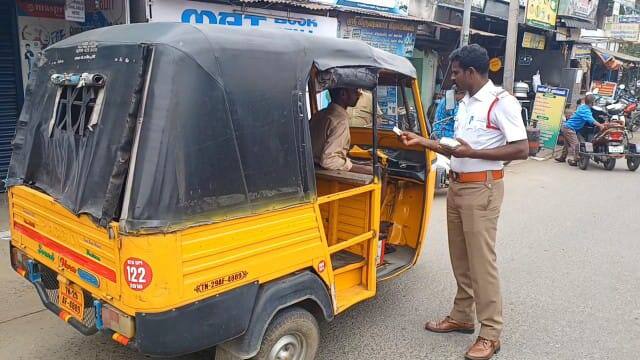 15 autos seized for running without driving license in Dharmapuri TNN தருமபுரியில் ஓட்டுனர் உரிமம் இல்லாமல் ஓடிய 15 ஆட்டோக்கள் பறிமுதல்