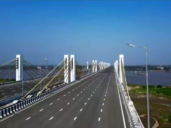 ਇਹ ਐਕਸਪ੍ਰੈਸਵੇਅ ਲਗਭਗ 1386 ਕਿਲੋਮੀਟਰ ਲੰਬਾ ਹੈ ਅਤੇ ਦਿੱਲੀ-ਮੁੰਬਈ ਐਕਸਪ੍ਰੈਸਵੇਅ ਪ੍ਰੋਜੈਕਟ ਦੇ ਪੂਰਾ ਹੋਣ ਤੋਂ ਬਾਅਦ, ਦੋਵਾਂ ਸ਼ਹਿਰਾਂ ਵਿਚਕਾਰ ਯਾਤਰਾ ਦਾ ਸਮਾਂ ਸਿਰਫ 12 ਘੰਟੇ ਰਹਿ ਜਾਵੇਗਾ। ਦਿੱਲੀ-ਮੁੰਬਈ ਐਕਸਪ੍ਰੈਸਵੇਅ ਦਾ ਨਿਰਮਾਣ, ਦੁਨੀਆ ਦੇ ਸਭ ਤੋਂ ਵੱਡੇ ਐਕਸਪ੍ਰੈਸਵੇਅ ਵਿੱਚੋਂ ਇੱਕ, 2018 ਵਿੱਚ ਸ਼ੁਰੂ ਹੋਇਆ ਸੀ।