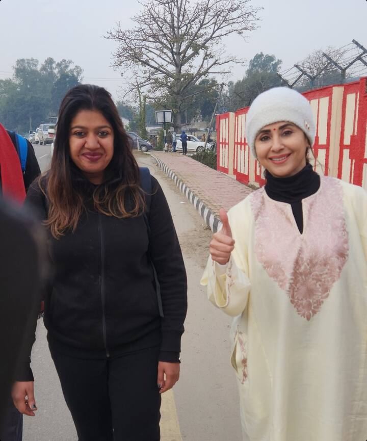 आता सोशल मीडियावर उर्मिला आणि राहुल गांधींचे फोटो व्हायरल होत आहेत.