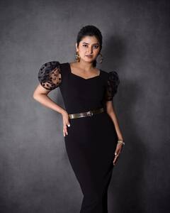 Prajakta Mali: 'ब्युटी इन ब्लॅक'; प्राजक्ताच्या क्लासी लूकनं वेधलं नेटकऱ्यांचे लक्ष