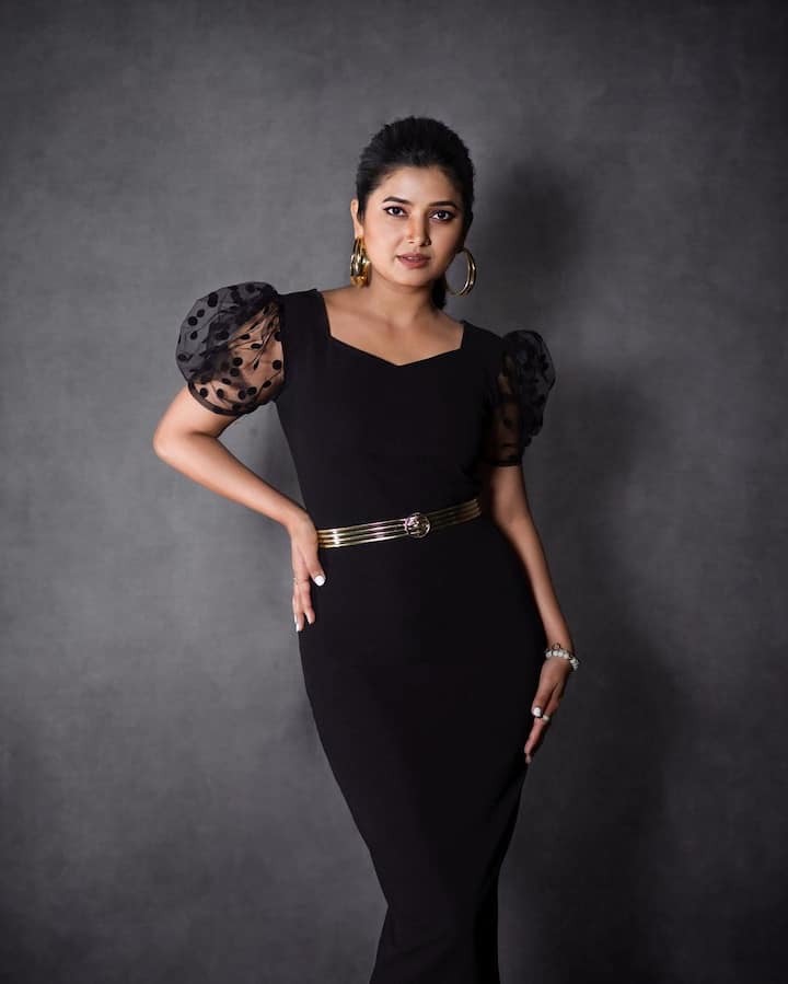 मराठी चित्रपटसृष्टीतील प्रसिद्ध अभिनेत्री प्राजक्ता माळी ही  तिच्या वेगवेगळ्या लूक्समधील फोटो सोशल मीडियावर कायम शेअर करते.   (Prajakta Mali/instagram)