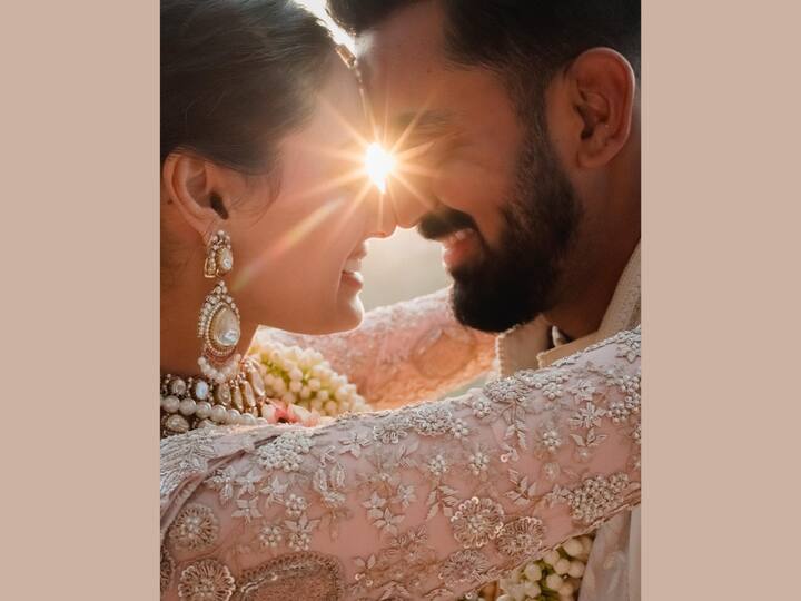 Her overall look was filled with a slew of gems, including a hefty polki and pearl necklace, earrings, and a maang-tikka. Additionally, she chose beautiful bangles and personalised cascading charms. (Image Source: Instagram)