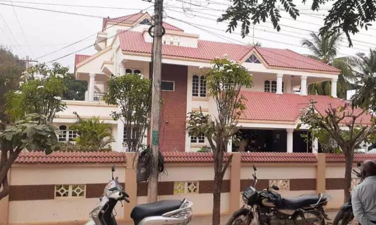 150 pounds of jewels, Rs.5 lakhs stolen from Trichy businessman's house TNN திருச்சியில் தொழிலதிபர் வீட்டில் 150 பவுன் நகைகள், ரூ.5 லட்சம் கொள்ளை