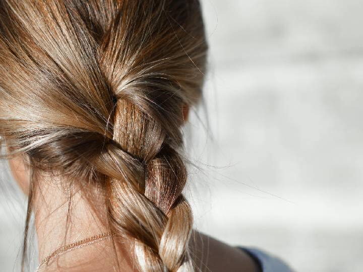 आजकाल बहुतेक लोक केस गळतीमुळे त्रस्त असतात. खराब जीवनशैली, शरीरातील पोषणाचा अभाव, रासायनिक सौंदर्य उत्पादने आणि प्रदूषित वातावरण यामुळे केस गळतात. केसगळती वेळीच थांबवली नाही तर टक्कल पडण्याची शक्यता असते.