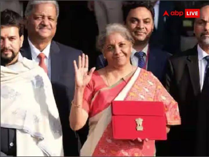1 फरवरी, 2021 में निर्मला सीतारमण ने कोरोना महामारी क् दौर में पहले पेपरलेस यानी डिजिटल बजट पेश किया था.(PC: ABPLive)