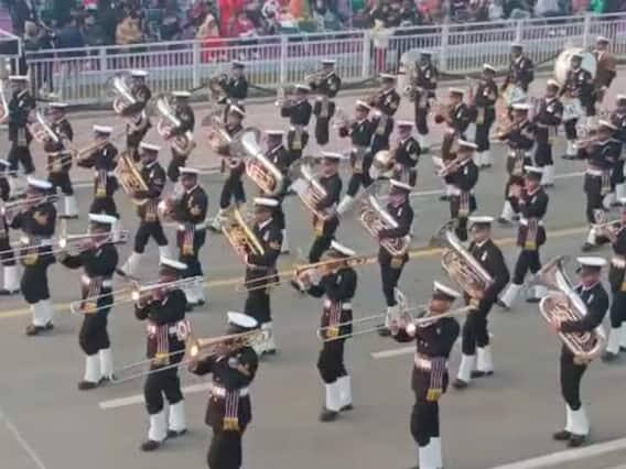 આ દરમિયાન, આ સંપૂર્ણ ડ્રેસ રિહર્સલ ડ્યુટી પાથથી તે નિયત રૂટ પર કરવામાં આવ્યું હતું, જેના પર 26 જાન્યુઆરીએ અંતિમ પરેડ યોજાશે. આ પરેડમાં ભારતની ત્રણેય સેનાઓ અને વિવિધ મંત્રાલયો સિવાય કેન્દ્રશાસિત પ્રદેશો સહિત તમામ 17 રાજ્યોની ઝાંખીઓ રજૂ કરવામાં આવી હતી.