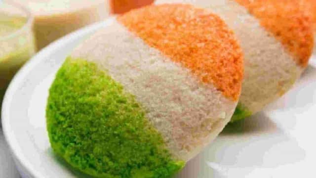 तिरंगा इडली: गणतंत्र दिवस के मौके पर तिरंगा इडली बनाने के लिए आप तीन कप चावल और एक कटोरी धुली उड़द की दाल को रात भर भिगोकर रख दें. सुबह इसको पीसकर इसका पतला बैटर बना लें. अब इस बैटर को तीन भागों में बांटे. पहले में गाजर की प्यूरी, दूसरे में पालक की प्यरी और तीसरे को ऐसे ही व्हाइट रहने दें. अब इडली स्टीम करते समय सबसे पहले ऑरेंज कलर का इडली बैटर,फिर सफेद रंग का इडली बैटर और अंत में हरे रंग का इडली बैटर डालकर इस 15 मिनट के लिए स्टीम कर लें. आपकी तिरंगा इडली तैयार है.