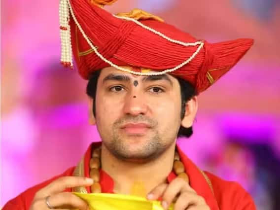 बागेश्वर धाम के धीरेंद्र शास्त्री इन दिनों अंधविश्वास फैलाने के आरोपों से घिरे हुए हैं. उनपर आरोप है कि वह चमत्कार के नाम पर लोगों लोगों को गुमराह करते हैं.  वहीं, धीरेंद्र शास्त्री ने नेताजी सुभाष चंद्र बोस की तर्ज पर भारत को हिंदूराष्ट्र बनाने की बात कही है. इससे पहले भी कई बाबा विवादों में घिर चुके हैं. उनपर गंभीर आरोप भी लगाए गए हैं.