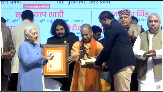 UP: यूपी का 73वां स्थापना दिवस, ई-रिक्शा में दिखे CM Yogi, इन तस्वीरों की चर्चा तेज