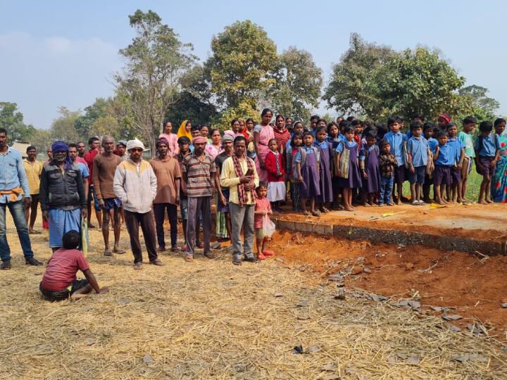 दरअसल, दुर्गापारा के नदीपारा प्राथमिक स्कूल जाने के लिए सालों से एक सड़क नहीं थी. बच्चों की परेशानी को देखते हुए गांव के शिवकुमार ने सड़क निर्माण के लिए 125 मीटर भूमि दान कर दी, ताकि स्कूली बच्चों के साथ स्कूल के आसपास रहने वाले लोगों को सड़क बनने से फायदा हो सके. सड़क निर्माण से पूर्व बगीचा तहसीलदार ने आरआई, पटवारी के माध्यम से इस जमीन का सीमांकन भी कराया ताकि बाद में विवाद की स्थिति निर्मित ना हो. सीमांकन के बाद पंचायत ने सड़क निर्माण शुरू कर दिया.