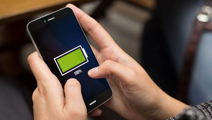 बैटरी भी स्मार्टफोन की काफी मायने रखती है. इसलिए 5G स्मार्टफोन खरीदते वक्त इसके बैटरी का भी विशेष ख्याल करें. ऐसा स्मार्टफोन लें जिसमें 5000 से ज्यादा एमएएच की बैटरी मिलती हो.
