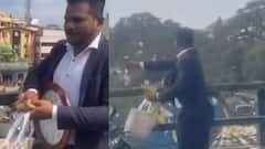 উড়ছে নোট! বেঙ্গালুরুর ফ্লাইওভার থেকে টাকা ছুড়লেন জনৈক ব্যক্তি, কুড়োতে পড়ল হুড়োহুড়ি