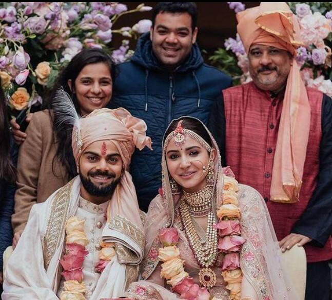 अनुष्का के शादी के लहंगे पर हाथ से कशीदाकारी की गई थी जिस पर रेशम के धागे, और सोने और चांदी के 'टिला' का काम किया गया था. मीडिया रिपोर्ट्स की माने तो अनुष्का शर्मा की ग्रैंड वेडिंग का आउटफिट बनाने में 32 दिन और 67 कारीगर लगे थे. (इंस्टाग्राम/anushkasharma)
