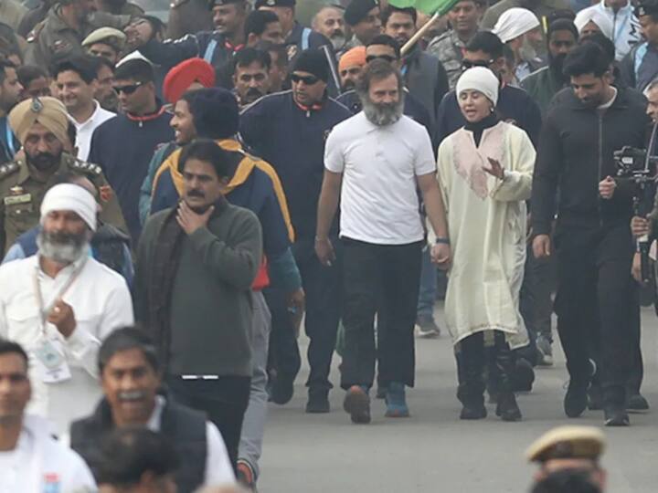 आज अभिनेत्री उर्मिला मातोंडकरदेखील या यात्रेत सामील झाल्या.