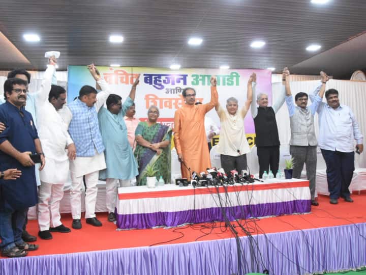 Uddhav Thackeray will fight elections with Prakash Ambedkar in BMC Sunspence on coming together with Congress and NCP Maharashtra: बीएमसी में उद्धव ठाकरे प्रकाश आंबेडकर के साथ लड़ेंगे चुनाव, कांग्रेस और एनसीपी के साथ आने पर अभी सस्पेंस