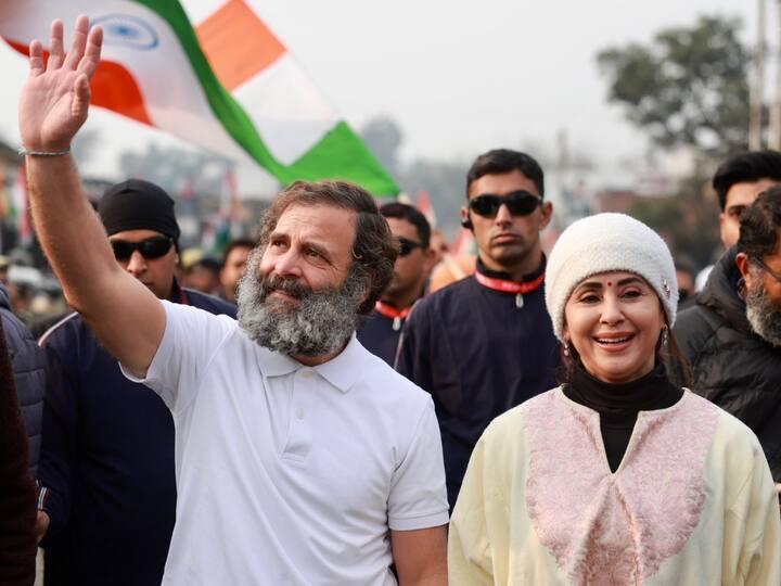 कॉंग्रेसच्या कार्यकर्त्यांनी तसेच समर्थकांनी उर्मिलाचं स्वागत केलं.