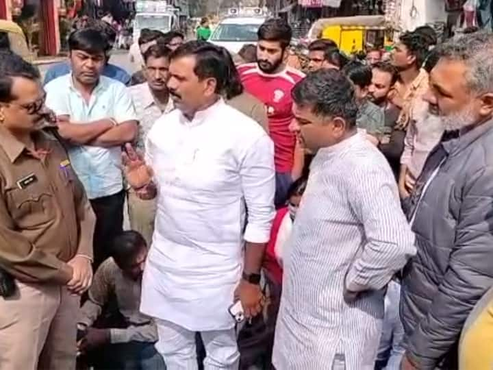 MP News Indore Sewage Incident, Congress staged a protest by accusing the Municipal Corporation of negligence ann Indore: इंदौर सीवेज हादसे को लेकर कांग्रेस का चक्काजाम, मृतक और घायलों के लिए की मुआवजे की मांग