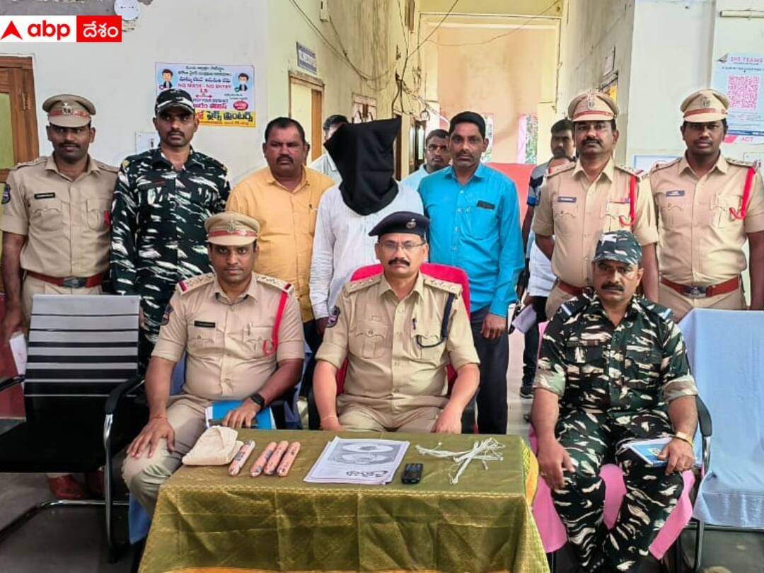 Warangal Maoist sympathiser arrested, says DSP Ram Mohan Reddy DNN Warangal: పోలీసులను చూసి పారిపోయే యత్నం, ఛేజ్ చేసి పట్టుకున్నాక విషయం తెలిసి షాక్