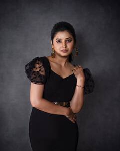 Prajakta Mali: 'ब्युटी इन ब्लॅक'; प्राजक्ताच्या क्लासी लूकनं वेधलं नेटकऱ्यांचे लक्ष