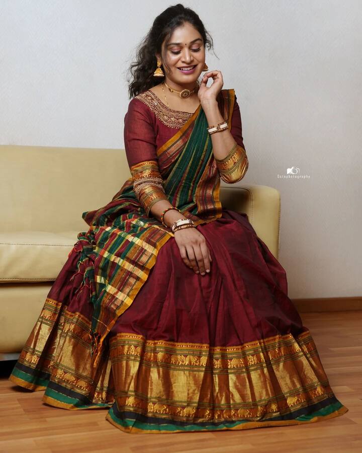 సోషల్ మీడియాలో యాక్టివ్ గా ఉండే మోహన ఎప్పటికప్పుడు రీల్స్, ఫొటోస్ పోస్ట్ చేస్తుంటుంది. పేరుకు తగ్గట్టే మోనహ లుక్ కూడా సమ్మోహనంగా ఉందంటున్నారు నెటిజన్లు