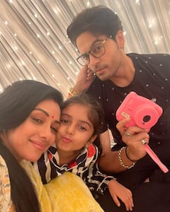 In Pics: अनुपमा-अनुज कपाड़िया नहीं, ये हैं ‘छोटी अनु’ के रियल लाइफ माता-पिता, बेटी पर लुटाते हैं जान