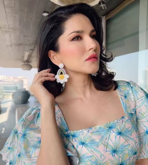 Sunny Leone - Sunny Leone looked amazing in floral printed dress, best option for going out