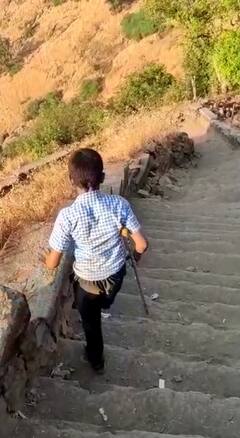 PHOTO : हौसला बुलंद हो, तो हर मंजिल आसान लगती है....एक पाय निकामी तरी रायगड किल्ला सर!