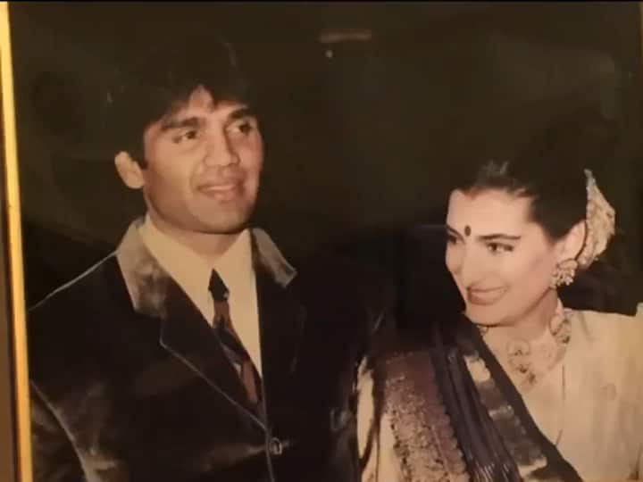 Suniel Shetty Mana Shetty Wedding Pics: बॉलीवुड एक्टर सुनील शेट्टी ने सोमवार को अपनी बेटी अथिया शेट्टी की क्रिकेटर केएल राहुल से शादी कराई. दोनों लंबे समय से एक दूसरे को डेट कर रहे थे. सोशल मीडिया पर शादी की तस्वीरें और वीडियो तेजी से वायरल हो रही हैं. बता दें कि 31 साल पहले सुनील शेट्टी ने गुजराती लड़की माना कादरी से शादी की थी. आइए तस्वीरों के जरिए दोनों की लव स्टोरी जानते हैं.