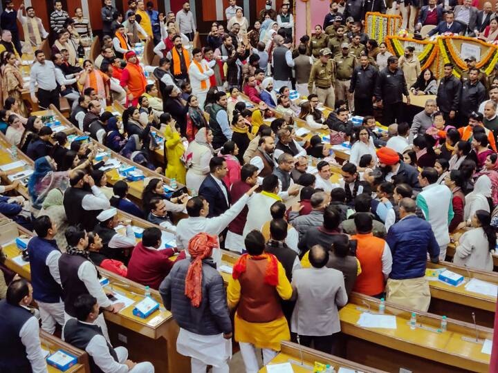 बीजेपी पार्षद उस बेंच की ओर गए, जहां आप पार्षद बैठे थे और नारेबाजी की. इसके बाद दोनों दलों के कुछ पार्षदों के बीच सदन के एक गलियारे में तीखी नोकझोंक हुई. इसके बाद पीठासीन अधिकारी ने अगली तारीख तक सदन की कार्यवाही स्थगित कर दी. पीठासीन अधिकारी सत्या शर्मा ने कहा, ‘‘सदन की कार्यवाही इस तरह नहीं चल सकती. सदन की कार्यवाही को अगली तारीख तक के लिए स्थगित किया जाता है.’’