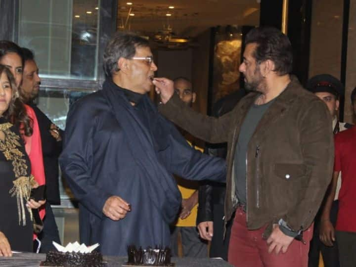 Salman Khan On Subhash Ghai Birthday: फिल्ममेकर सुभाष घई जन्मदिन के मौके पर ग्रांड सेलिब्रेशन रखा गया. जिसमें सुपरस्टार सलमान खान के अलावा कई फिल्मी सितारे पहुंचे.