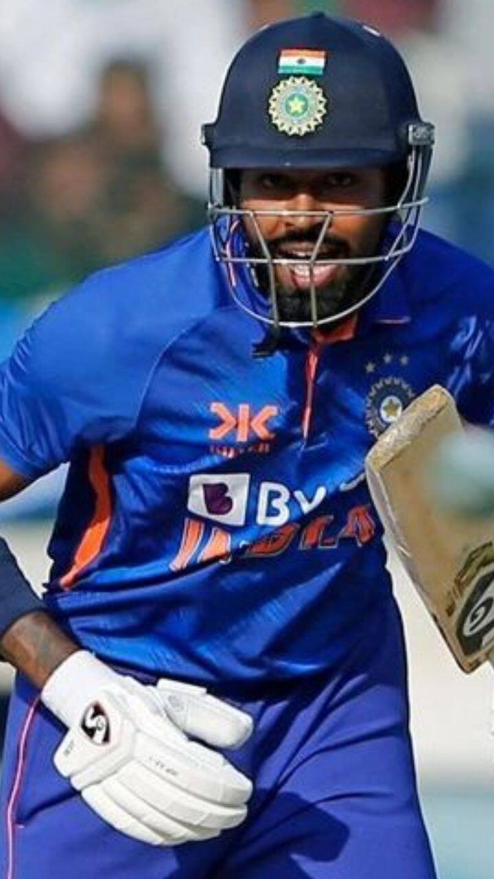 ஹர்திக் பாண்டியா அரை சதம் அடித்தார் - 54 (38)