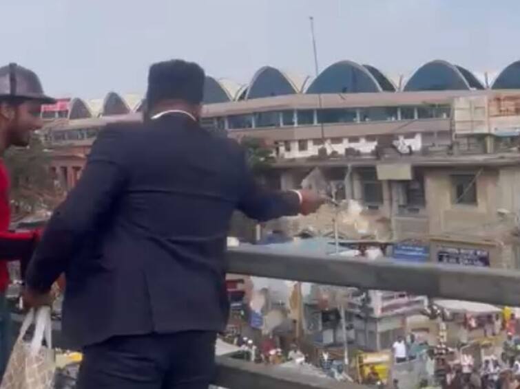 Karnataka: Man Throws Rs 10 Currency Notes From Flyover In Bengaluru, Causes Flutter Karnataka: Man Throws Rs 10 Currency Notes From Flyover In Bengaluru, Causes Flutter