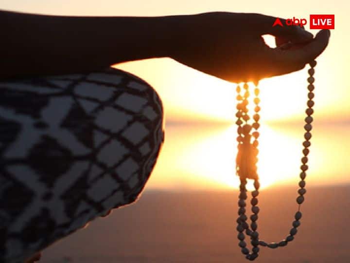 Mantra Benefits: समस्या और चिंताओं से मुक्ति के लिए ये 5 मंत्र है असरदार, सभी परेशानियों का होगा अंत Mantra Benefits chant these five mantra for remove tension and problem of life know vidhi Mantra Benefits: समस्या और चिंताओं से मुक्ति के लिए ये 5 मंत्र है असरदार, सभी परेशानियों का होगा अंत