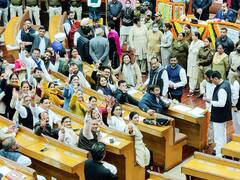 मेयर को चुने बिना ही MCD सदन की कार्यवाही स्थगित, AAP ने दिया धरना, देखें तस्वीरें