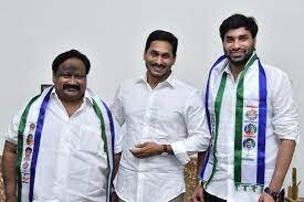 Vijayawada East constituency politics Devineni Avinash Ysrcp trying to increase party grip Vijayawada East : బెజవాడ ఈస్ట్ లో పాగా వేసేందుకు వైసీపీ ప్లాన్, దేవినేని అవినాష్ కు ఛాన్స్ దక్కేనా!